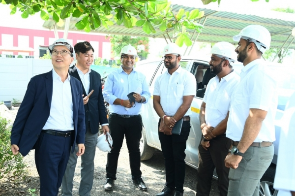 인도에 있는 발전소 펌프 수주 당시 현지 협력회사 사장들과 자리를 함께 한 김태형 대표(맨 왼쪽)